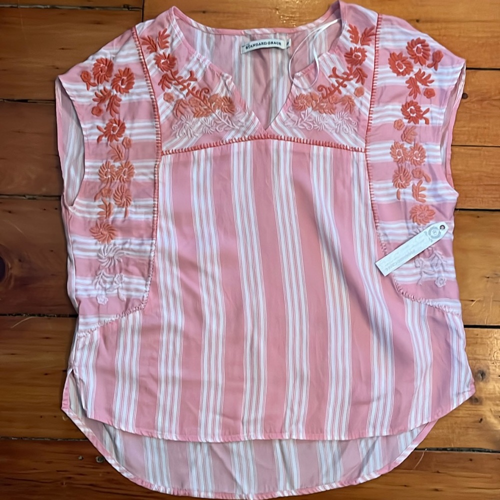 Pink boho floral top with embroidered flowers and V-neck size small. NWOT